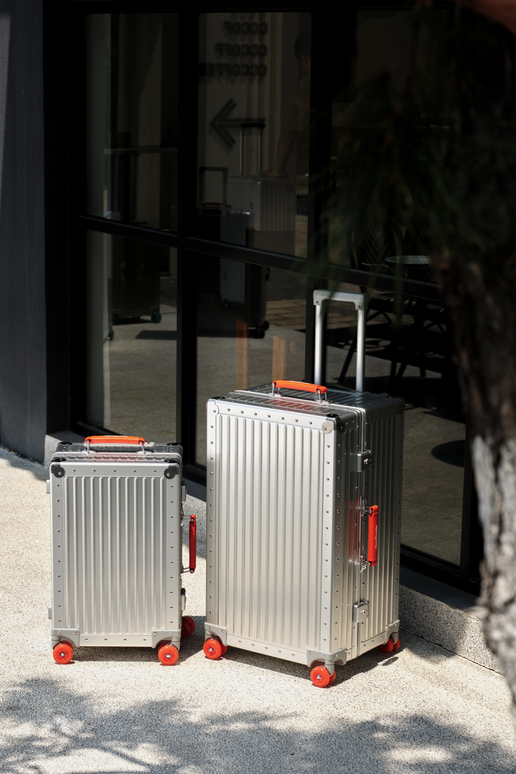 Nobl Travel Essential Aluminum Luggage Set 22 Inch Carry On and 28 Inch Checked Suitcase